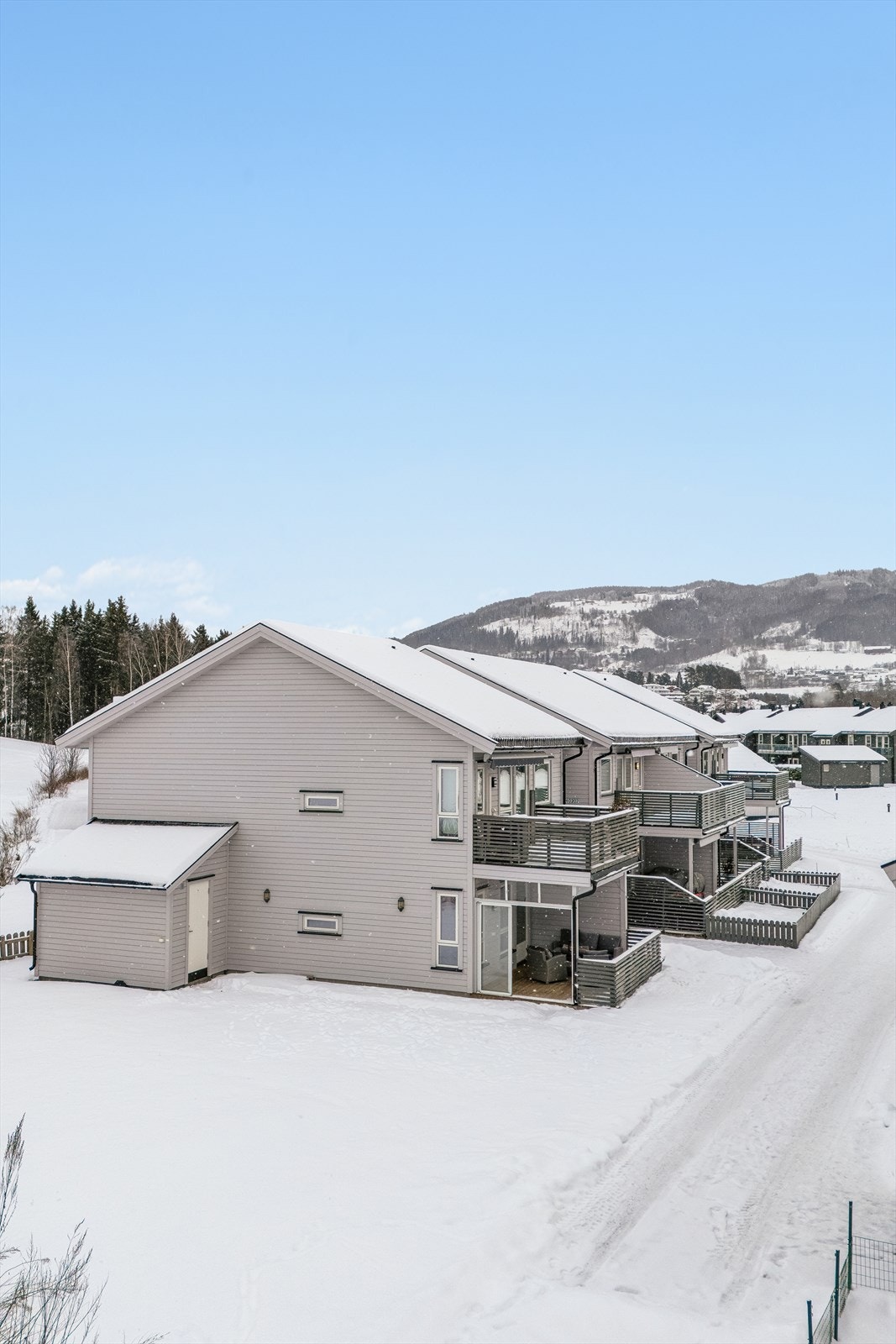 Leiligheten ligger på enden i 1.etg. med tilgang til det fine utearealet. Galleribilde