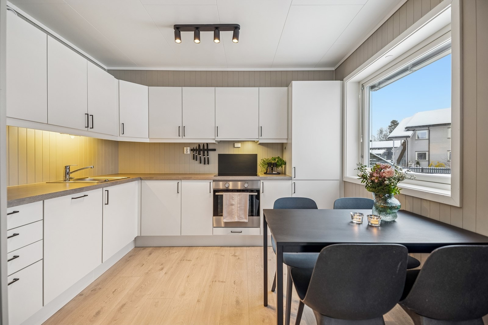 I 2024 ble det montert en praktisk glassplate bak platetoppen. Galleribilde