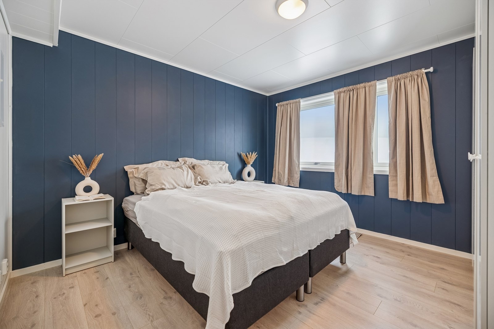 Hovedsoverommet har god plass til dobbeltseng og garderobeløsninger. Galleribilde