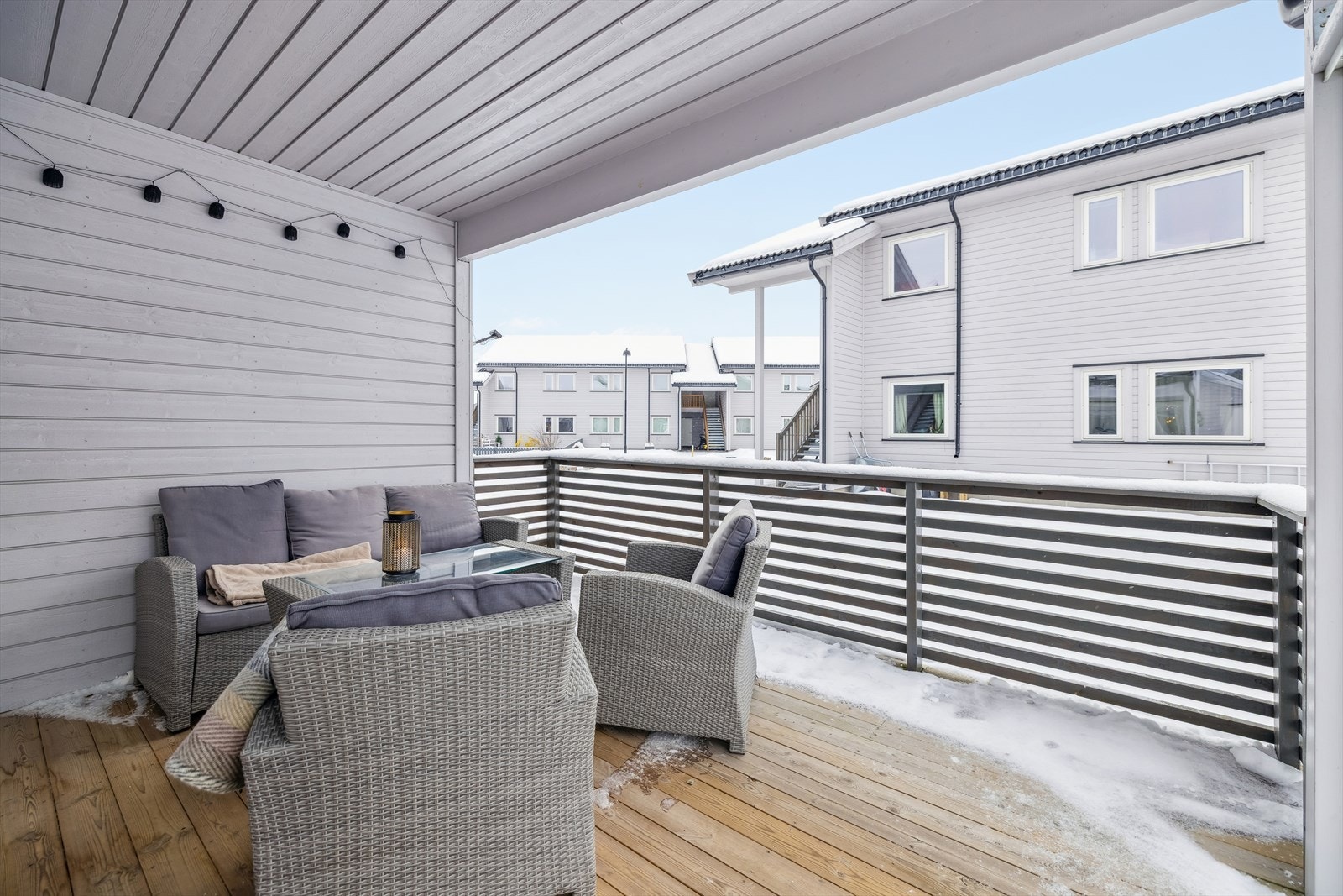 Terrassen er et lunt og anvendelig uterom med spaltegulv i tre. Galleribilde