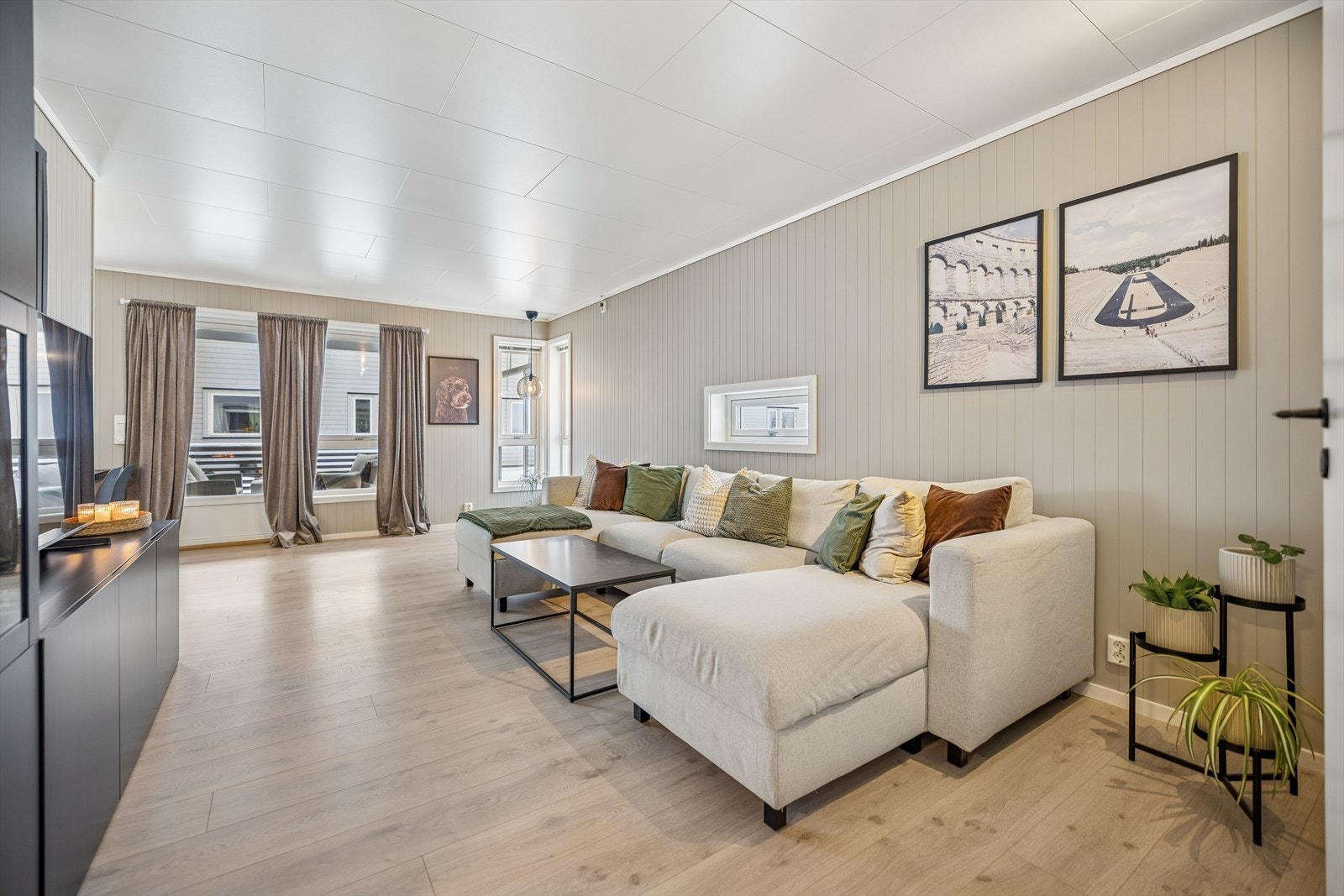 Rommet har god plass til både en romslig sofagruppe og spisebord. Galleribilde