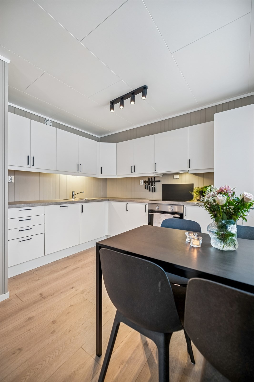 Alle hvitevarer er integrerte, inkludert platetopp, komfyr, kjøl/frys og oppvaskmaskin. Galleribilde