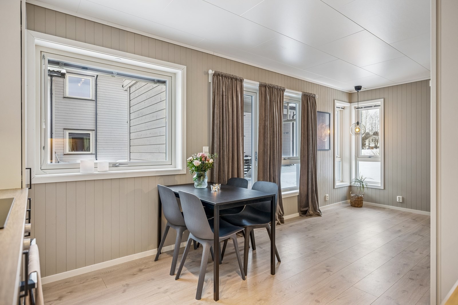 Spiseplassen er en naturlig del av den åpne løsningen, med nærhet til både stue og kjøkken. Galleribilde