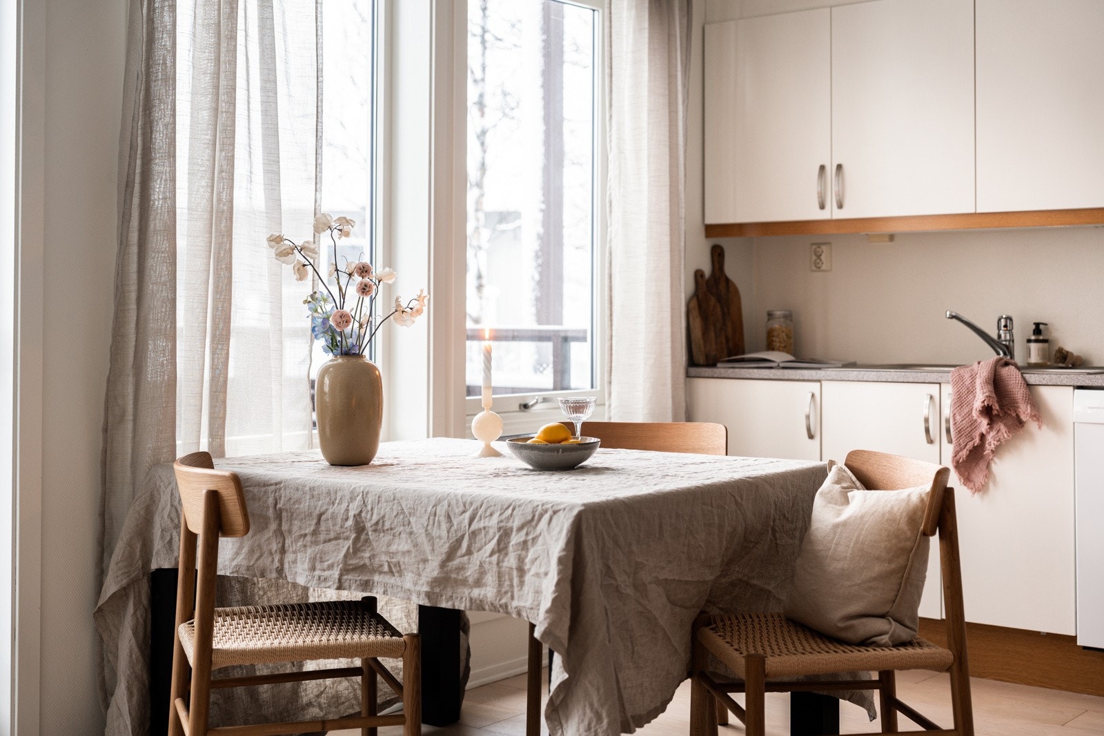 Spisebordet har sin naturlige sone i stuen, like ved kjøkkenet. Galleribilde