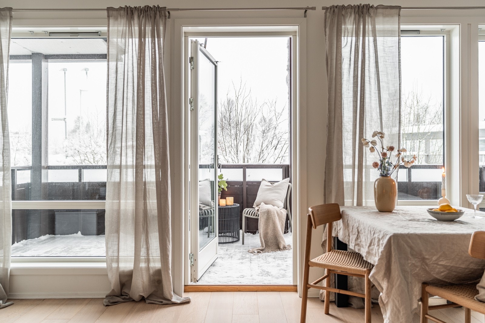 Utgang til veranda med meget gode solforhold. Galleribilde