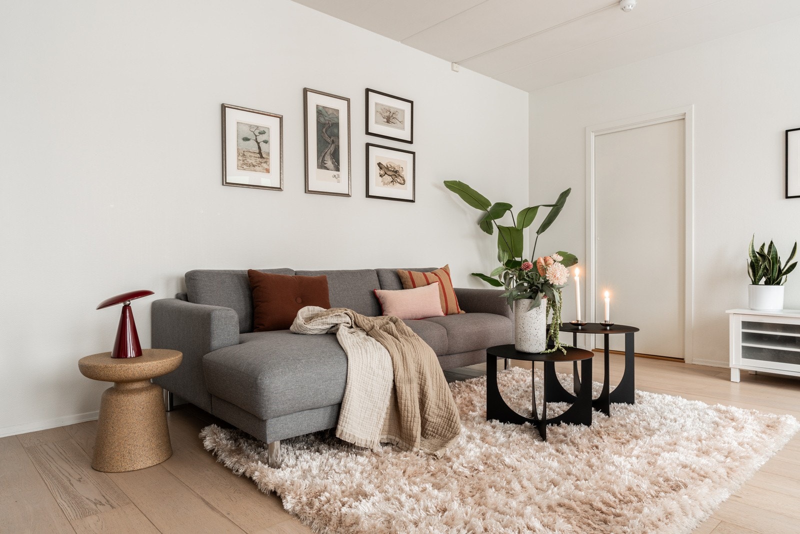 Leiligheten har god planløsning med store oppholdsrom og utgang til balkong. Galleribilde