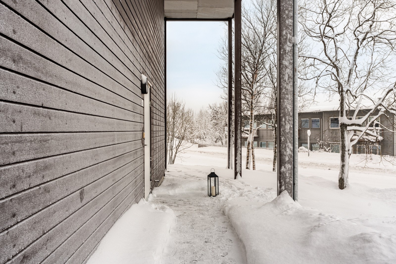 Leiligheten har egen inngang i 1.etasje. Galleribilde