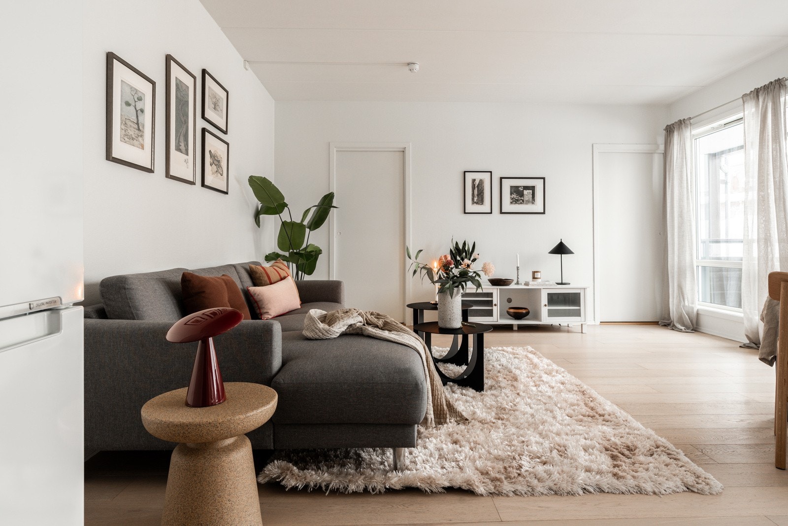 Lys og trivelig stue med malte veggoverflater og parkettgulv. Galleribilde