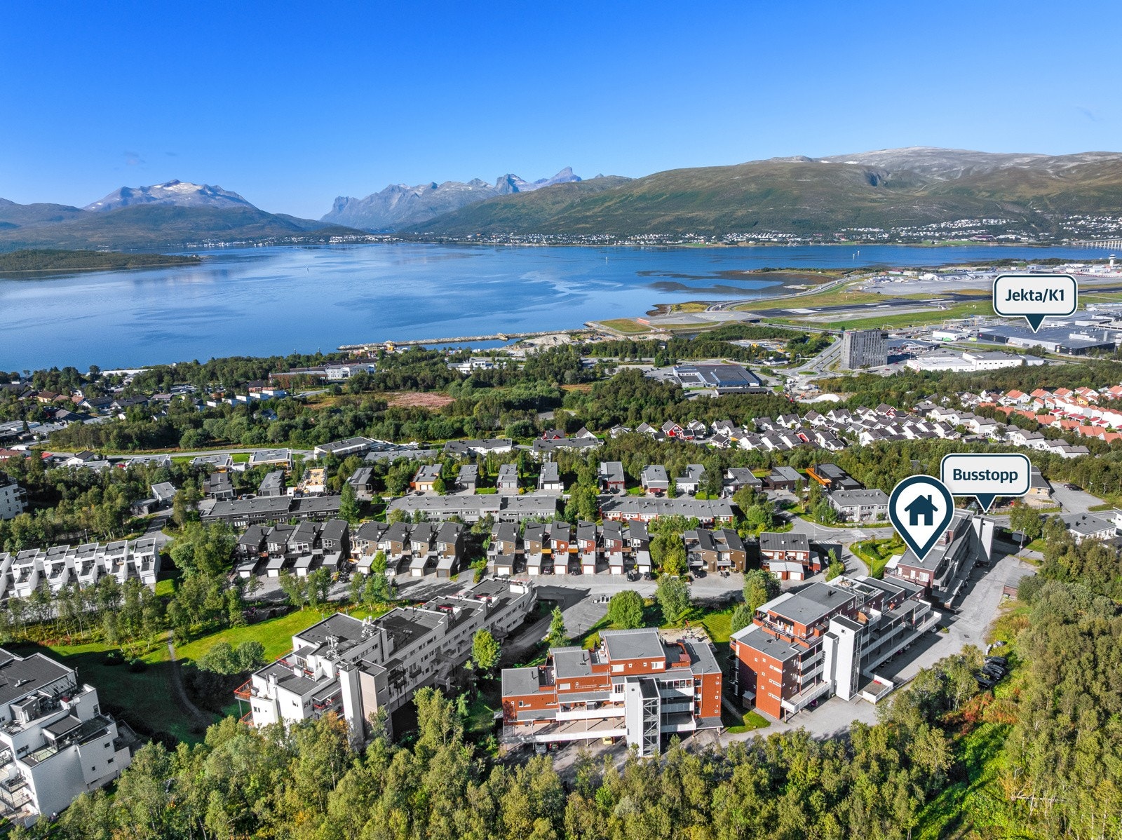 Kort vei til marka hvor man har både turstier og lysløype. Galleribilde