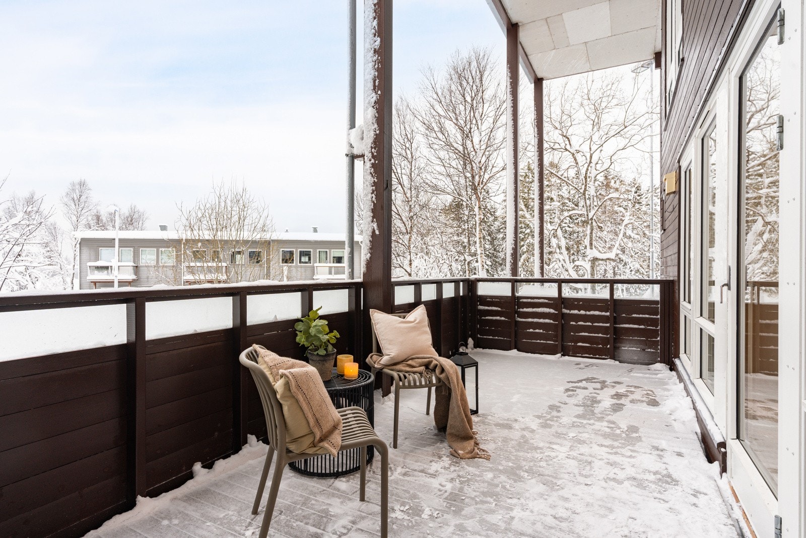 Takoverbygd balkong med god plass til utemøbler. Galleribilde