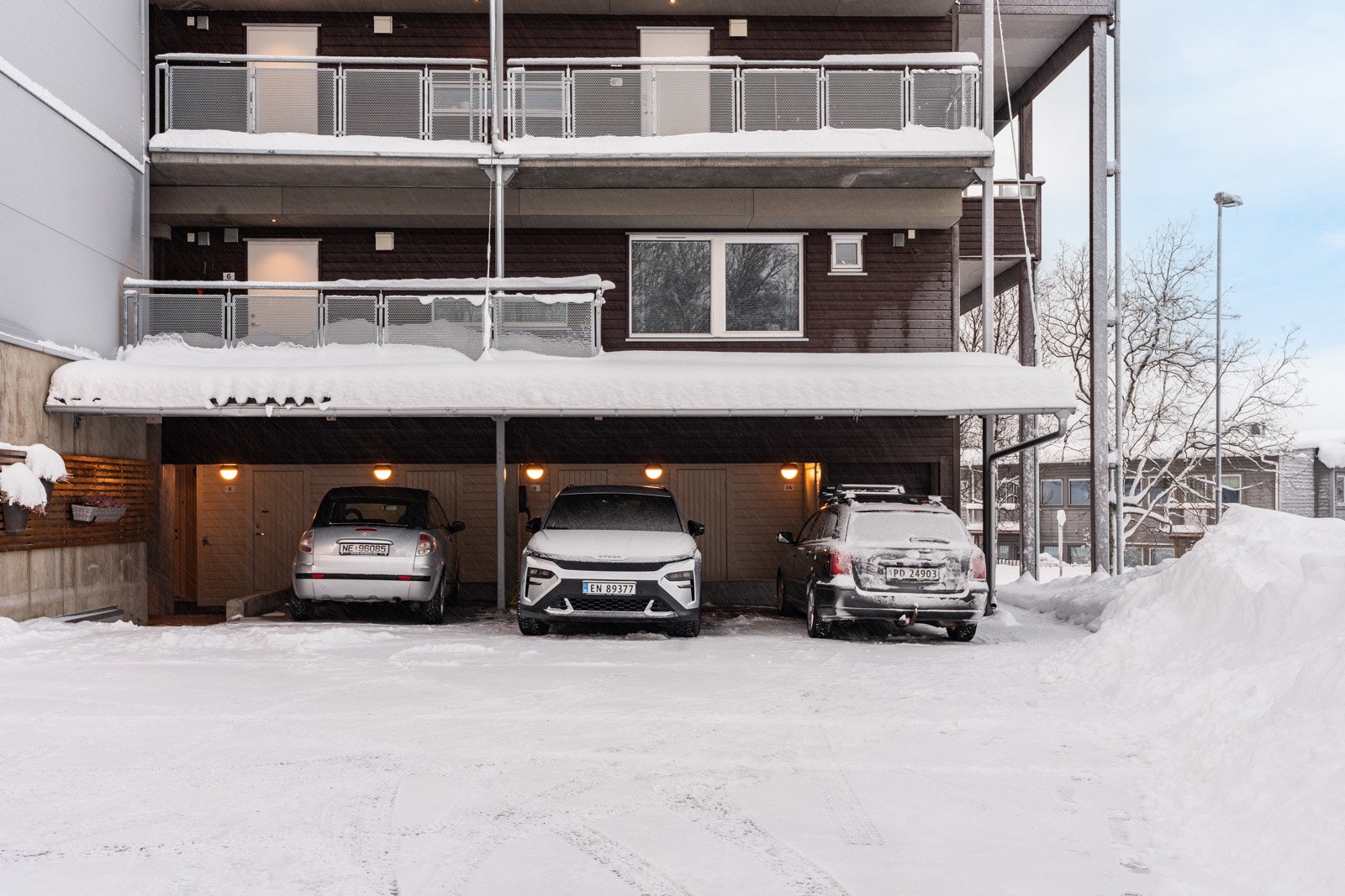 Parkering i carport. Infrastruktur for elbillading. Galleribilde
