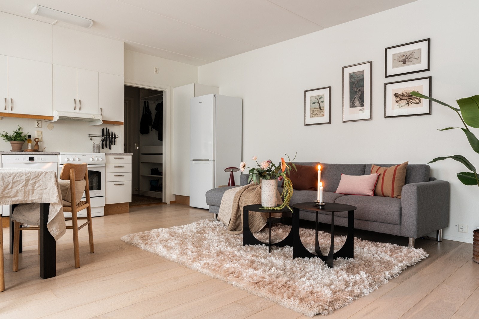 Åpen, lys og luftig stue med utgang til balkong. Galleribilde