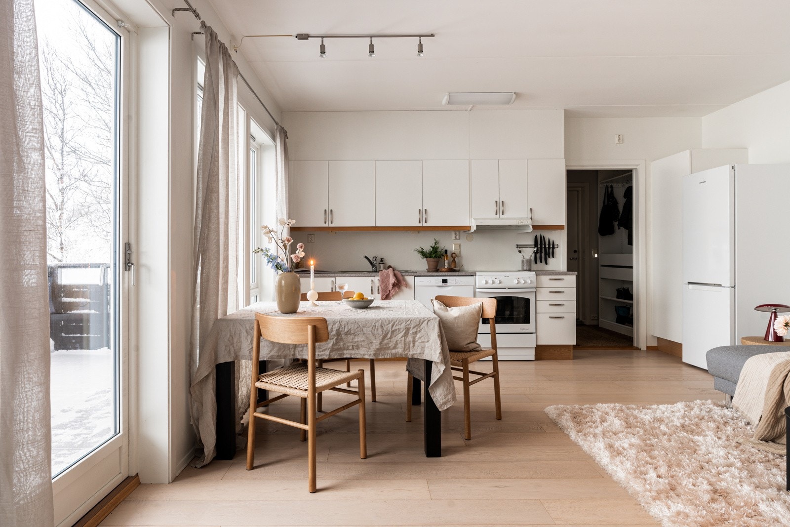 Stue og kjøkken i åpen løsning og godt med lysinnslipp. Galleribilde