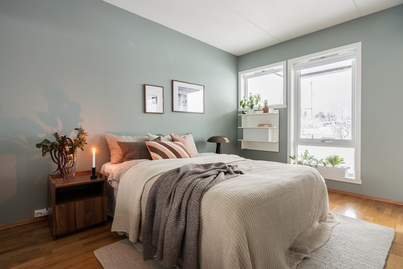 Soverom med god plass til stor seng og garderobeskap. Galleribilde