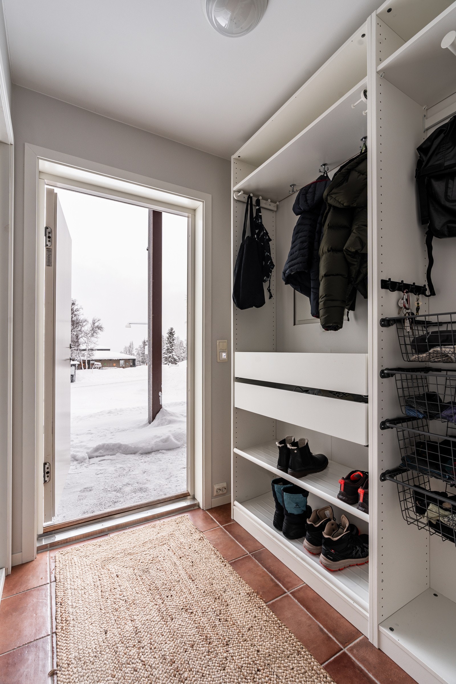 Rikelig med oppbevaringsplass i garderobeskap. Galleribilde