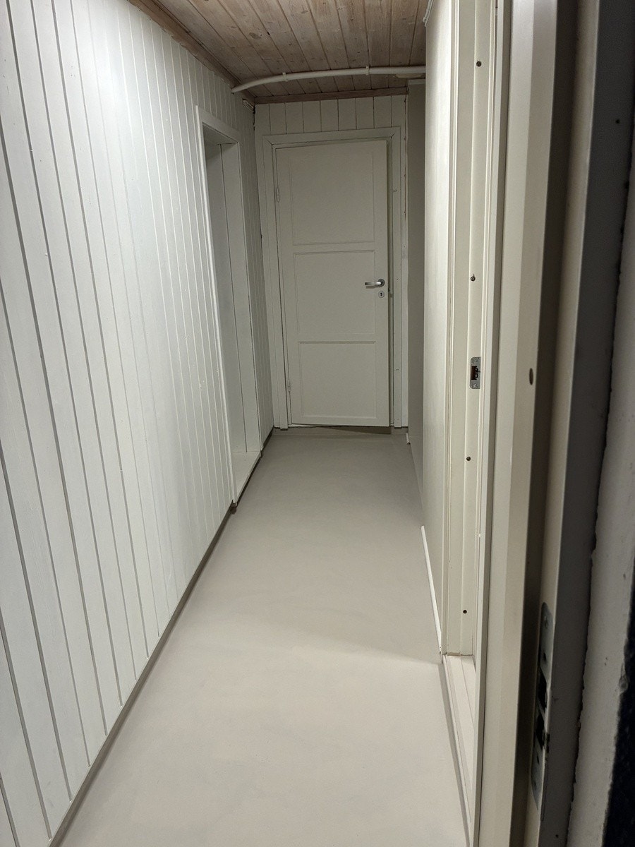 Inngang/ vaskerom til Høyre med vaskemaskin og tørketrommel Galleribilde