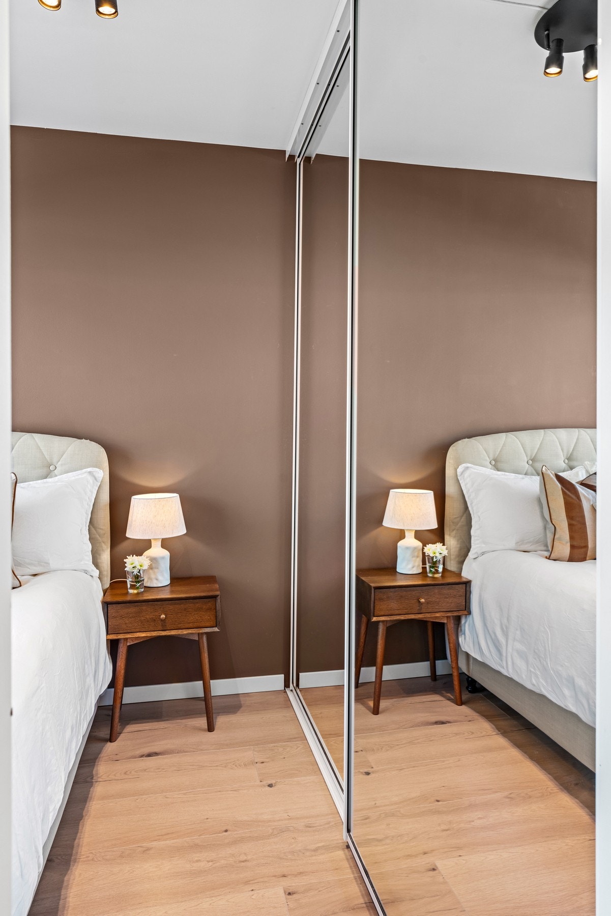 Rommet har en stor skyvedrøsgarderobe med speilfronter for oppbevaring av klær o.l Galleribilde