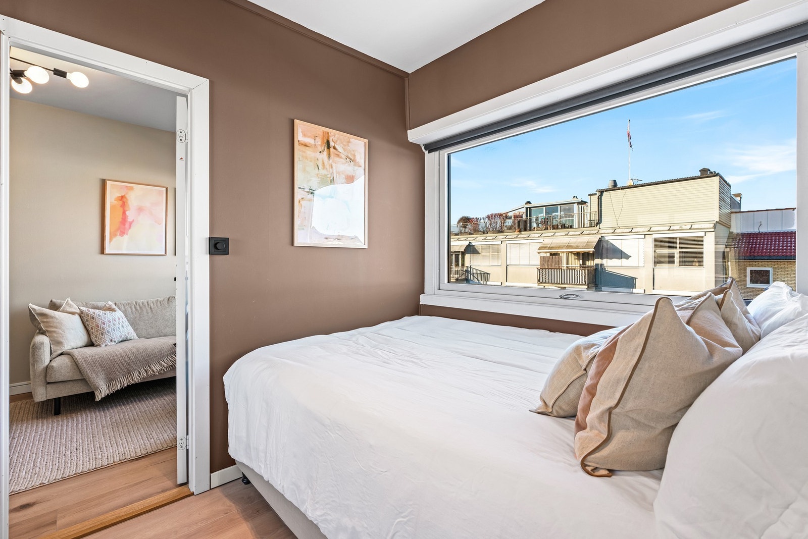 Leiligheten har et soverom med plass for dobbeltseng og nattbord Galleribilde