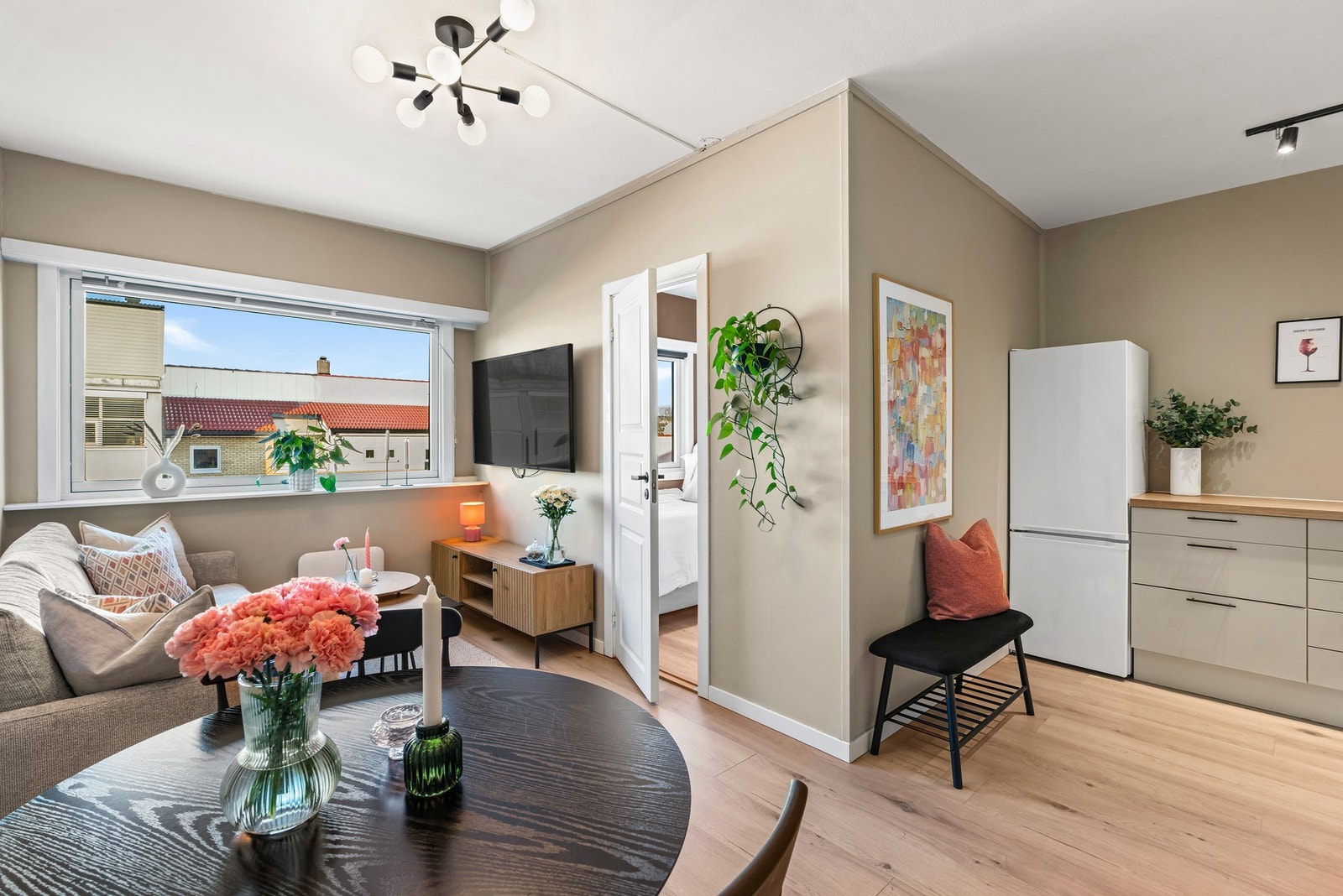 Leiligheten har en meget arealeffektiv planløsning med delvis åpen kjøkkenløsning Galleribilde