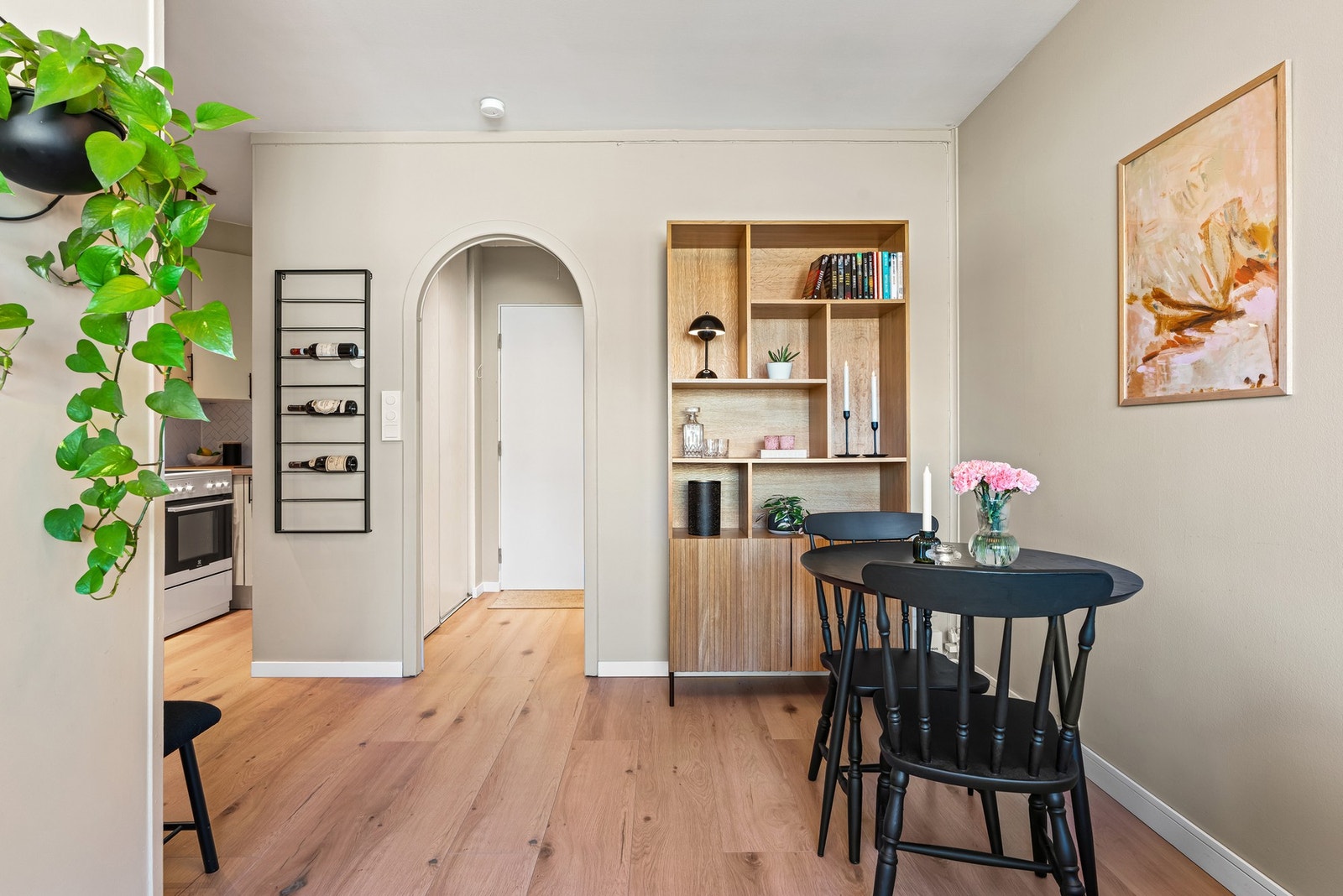 Det er plass til spisebord rett ved inngangen til kjøkkenet, noe som gjør det sosialt å ha besøk og samtidig diske opp med mat Galleribilde