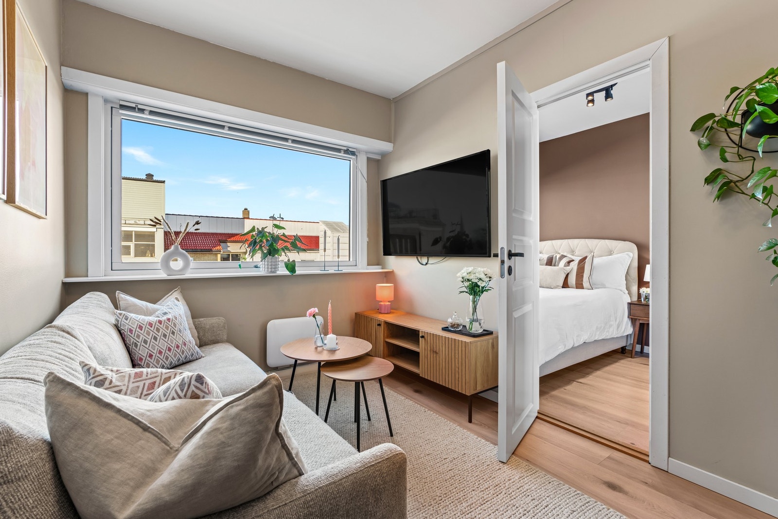 Stue, kjøkken og gang malt i 2024 Galleribilde