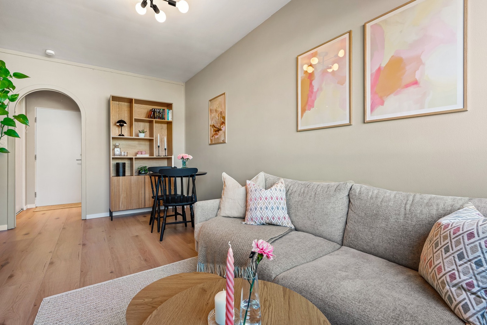 Stuen er fint allrom med en god og arealeffektiv planløsning som gjør at man får plass til både sofa, spisebord, vitrineskap og tv-løsning Galleribilde