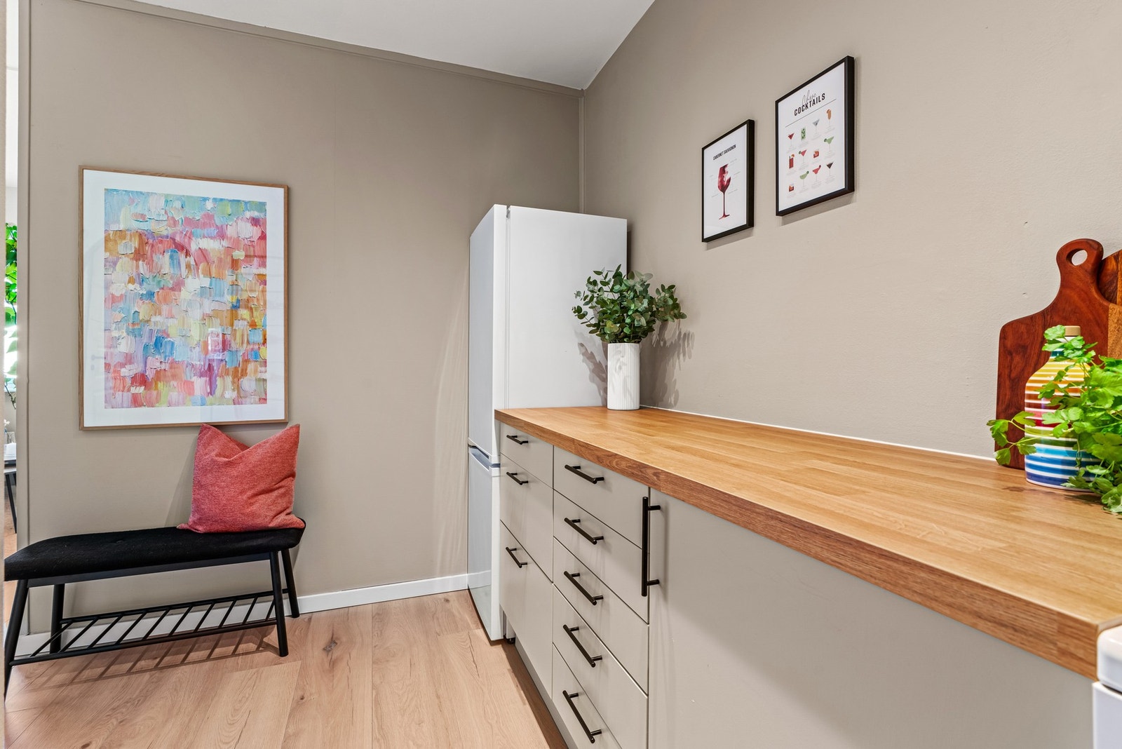 Det er godt med både skap- og benkeplass på kjøkkenet Galleribilde