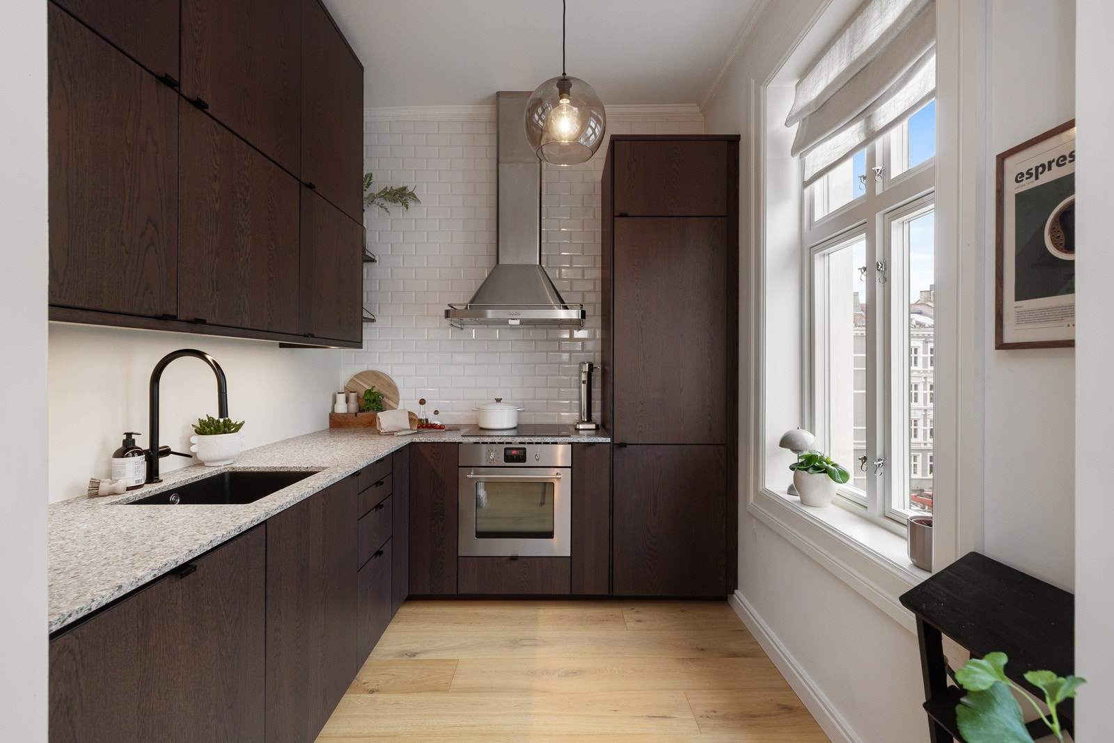 Pent kjøkken fra 2018 med gode løsninger. Galleribilde