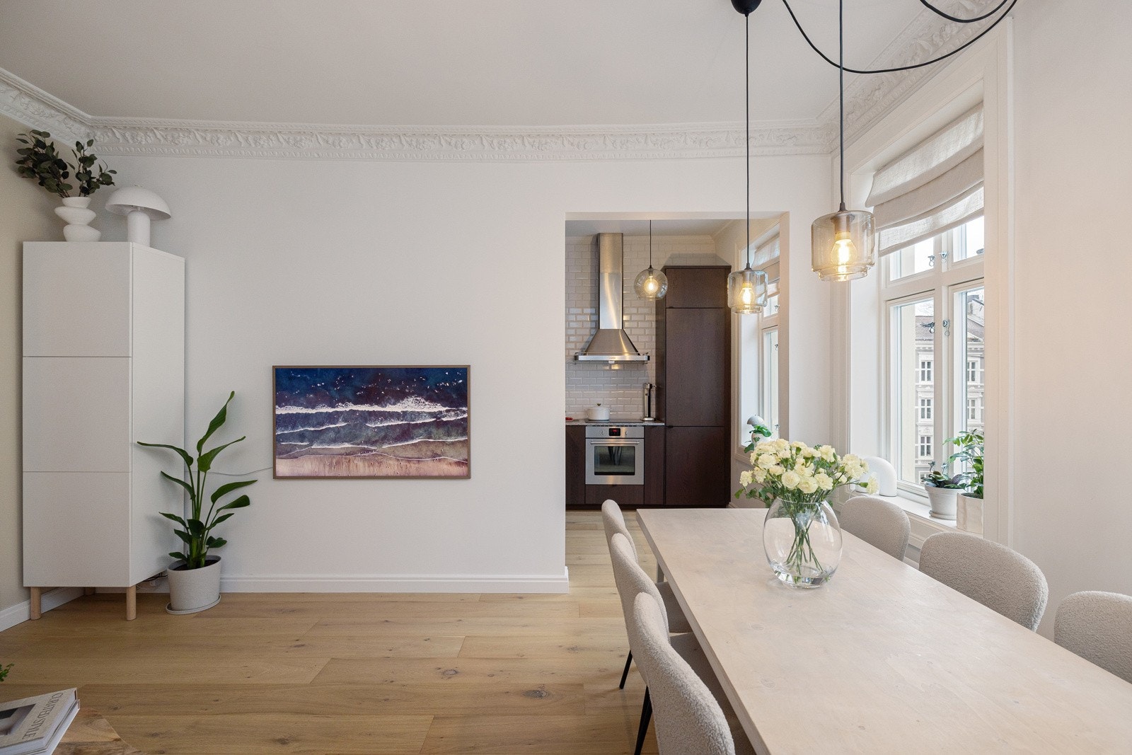 Det er lagt flott en-stavs eikeparkett, samt nye lister i 2024. Leiligheten har også stukkatur og rosett i himlingen. Galleribilde