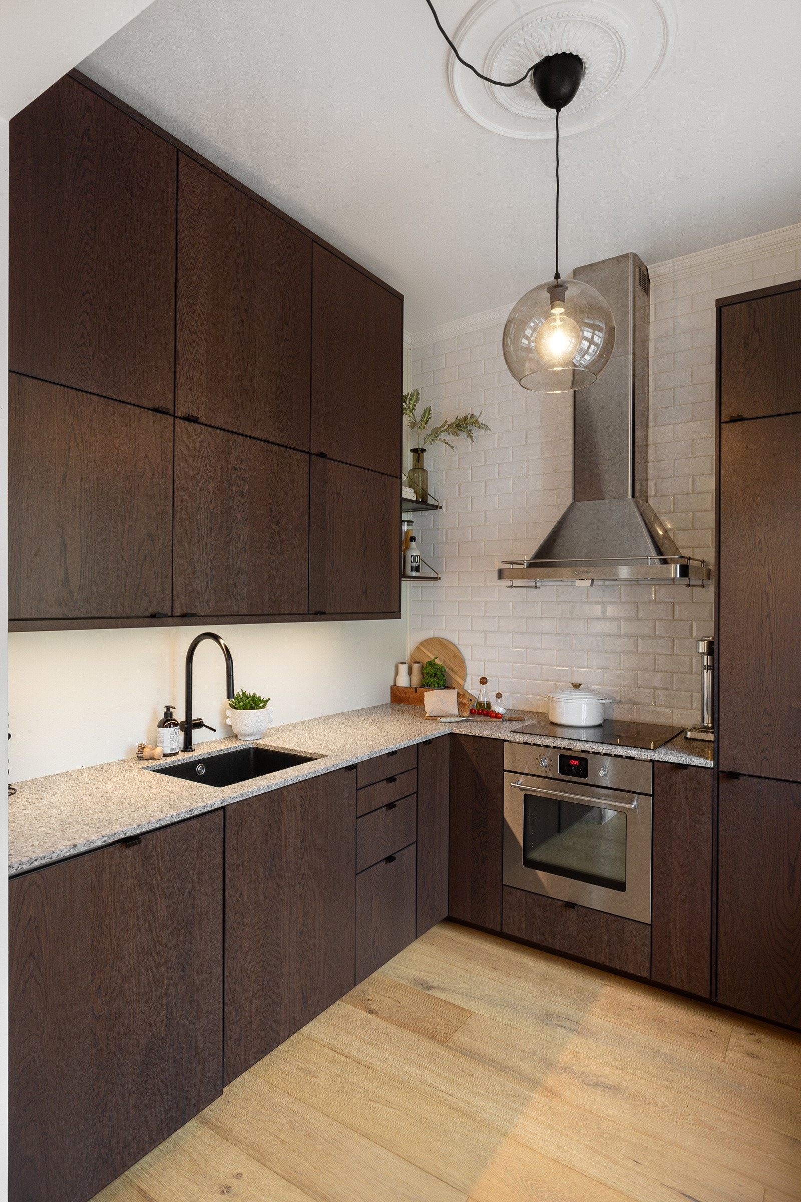 I 2019 ble overskapene senket til riktig høyde, og det ble i tillegg montert flere overskap som gir god oppbevaringsplass. Galleribilde