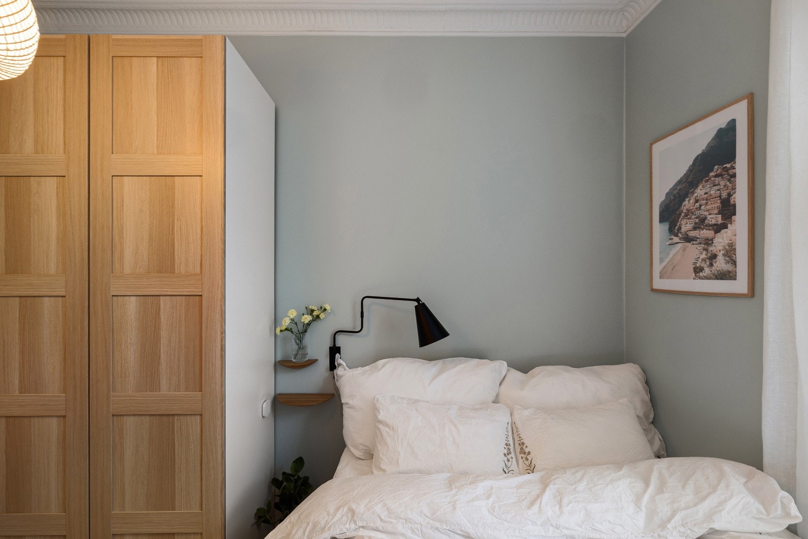 Hovedsoverommet har god plass til dobbeltseng, nattbord og annet møblement. Galleribilde