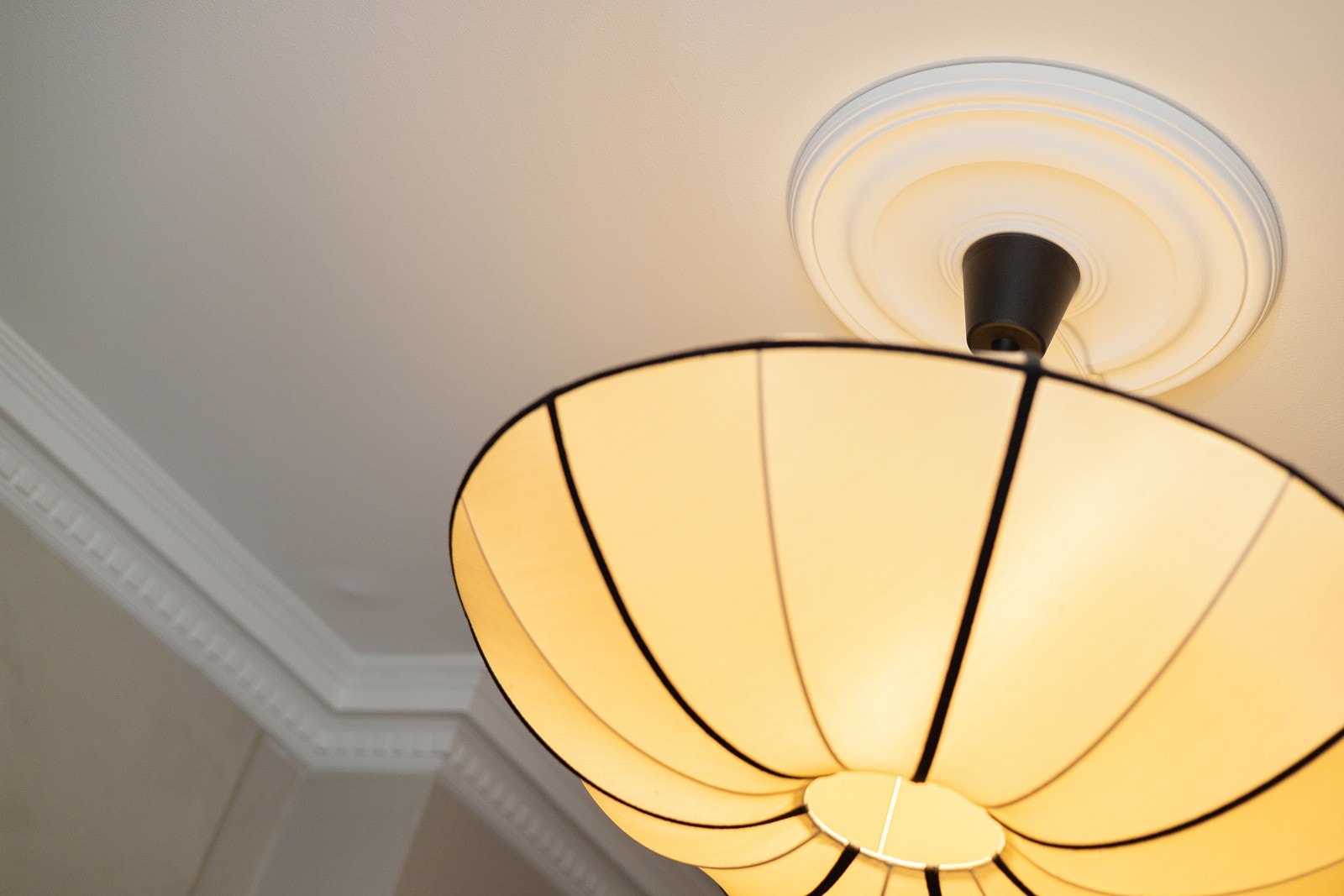 Det er pen rosett og stukkatur i himlingen. Galleribilde