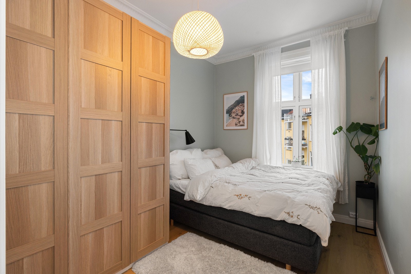 Leiligheten har to gode soverom som vender mot en rolig og skjermet bakgård. Galleribilde