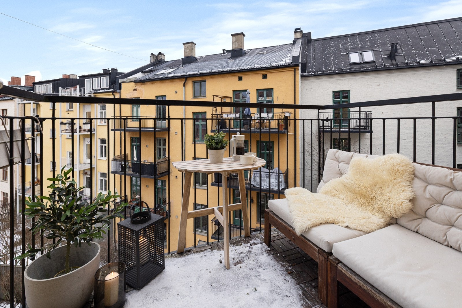 Her kommer du til en lys og pen 3-roms toppleilighet i velholdt bygård fra 1898 med svært attraktivt beliggenhet på Grünerløkka. Galleribilde