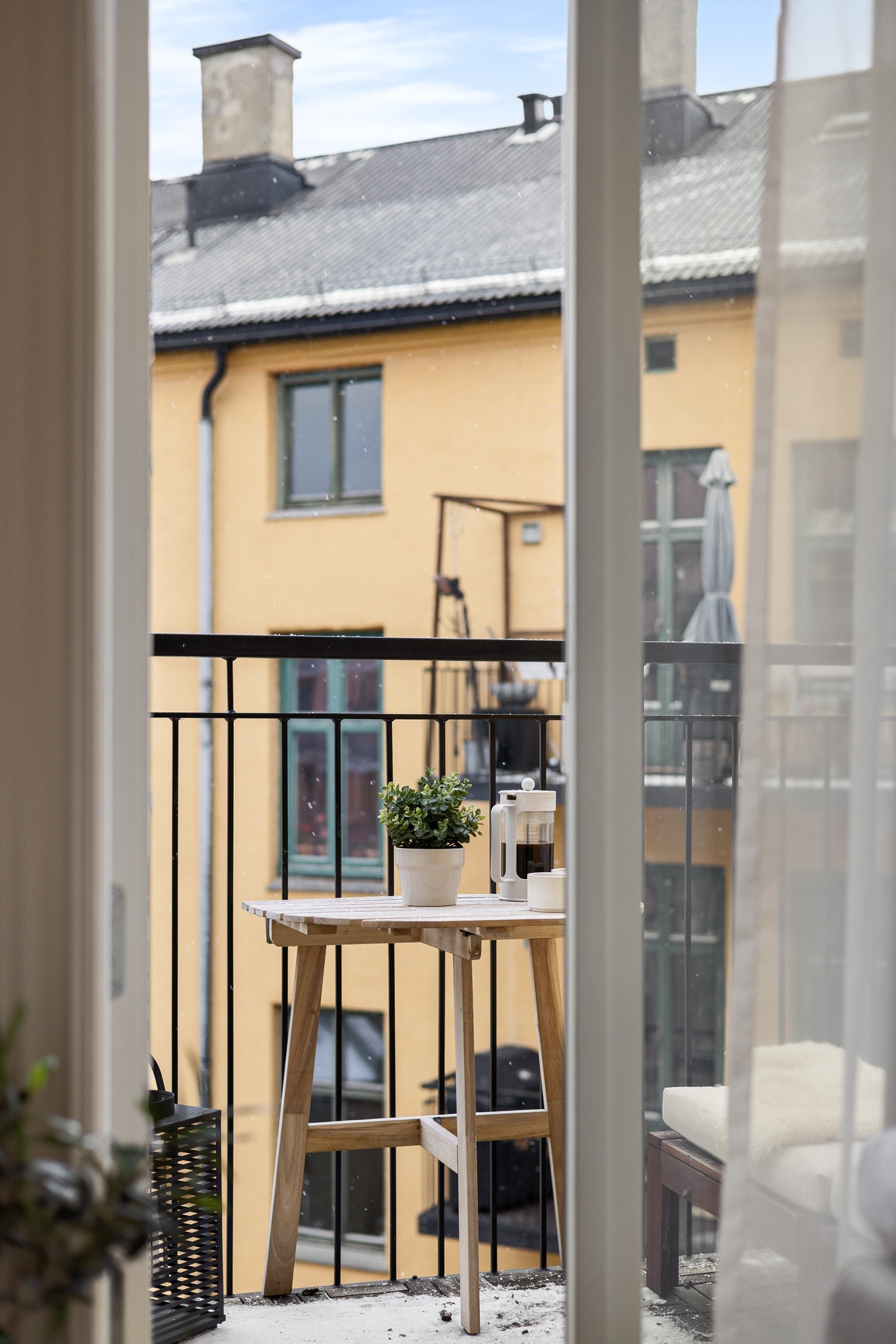 Fra soverommet er det utgang til en hyggelig balkong på ca. 3 kvm. Galleribilde