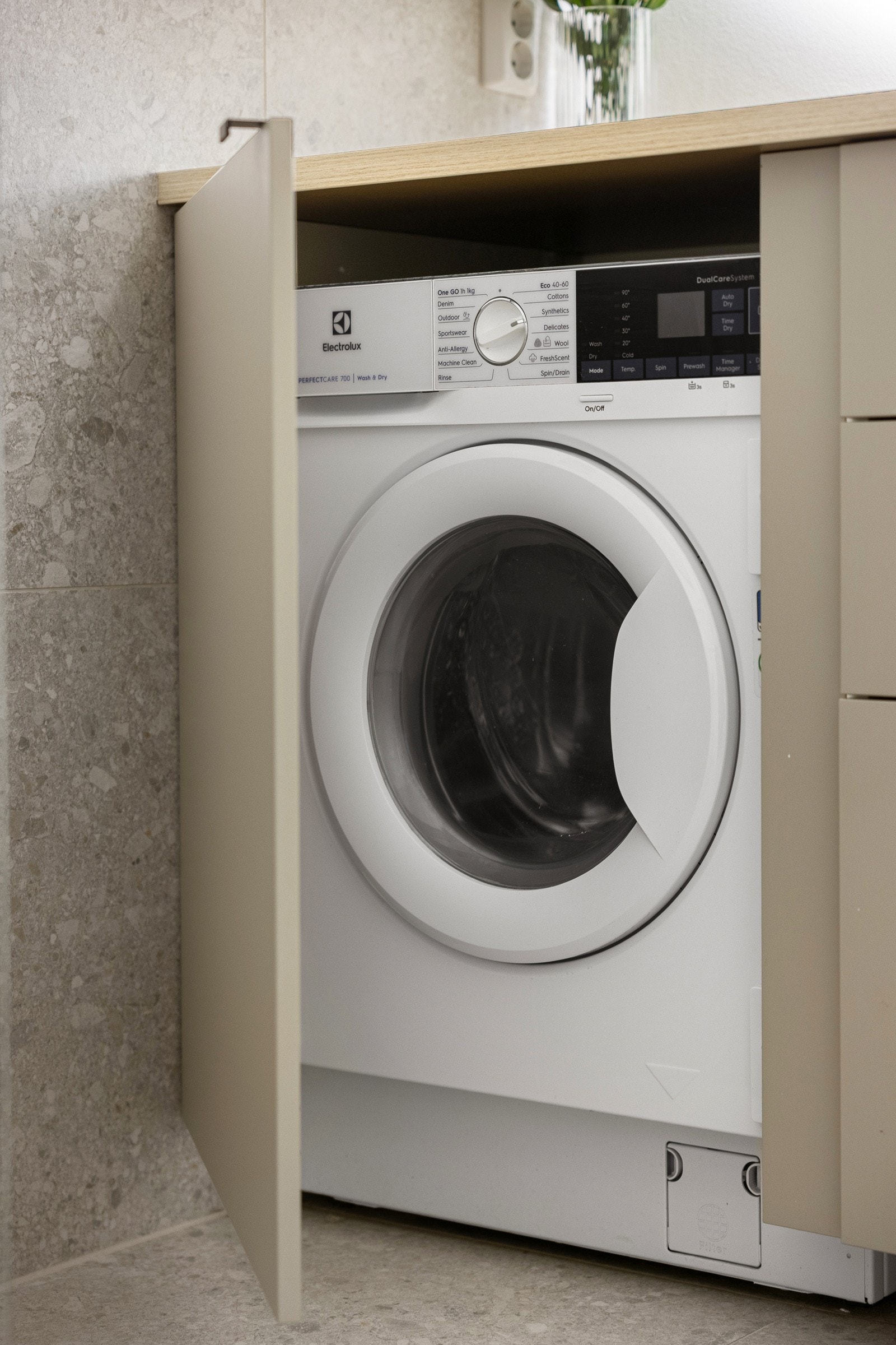 Det er i tillegg en praktisk, innebygget vaskemaskin plassert i benkeskap og skjult bak skapdør, noe som gir et ryddig uttrykk. Galleribilde