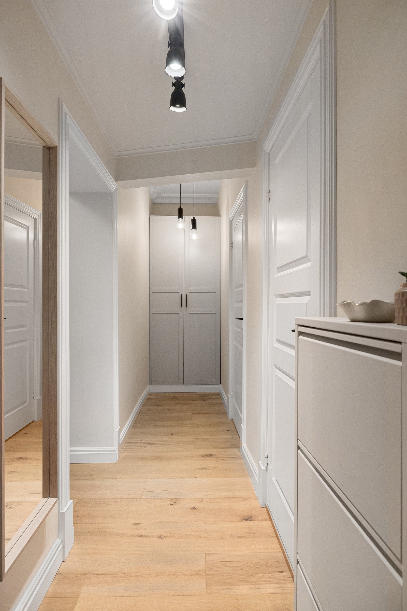 Entréen er lys og innbydende og gir et godt førsteinntrykk av leiligheten. Galleribilde