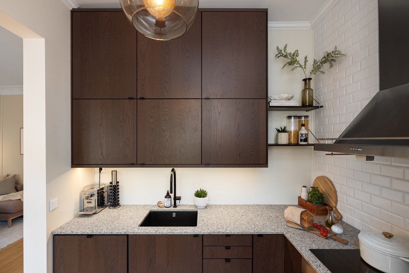 Kjøkkenfronter og benkeplate i stein ble oppgradert i 2024. Galleribilde