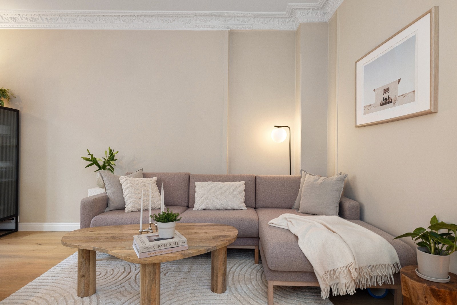 Her er det plass til både sofagruppe, spisebord og øvrig møblement. Galleribilde