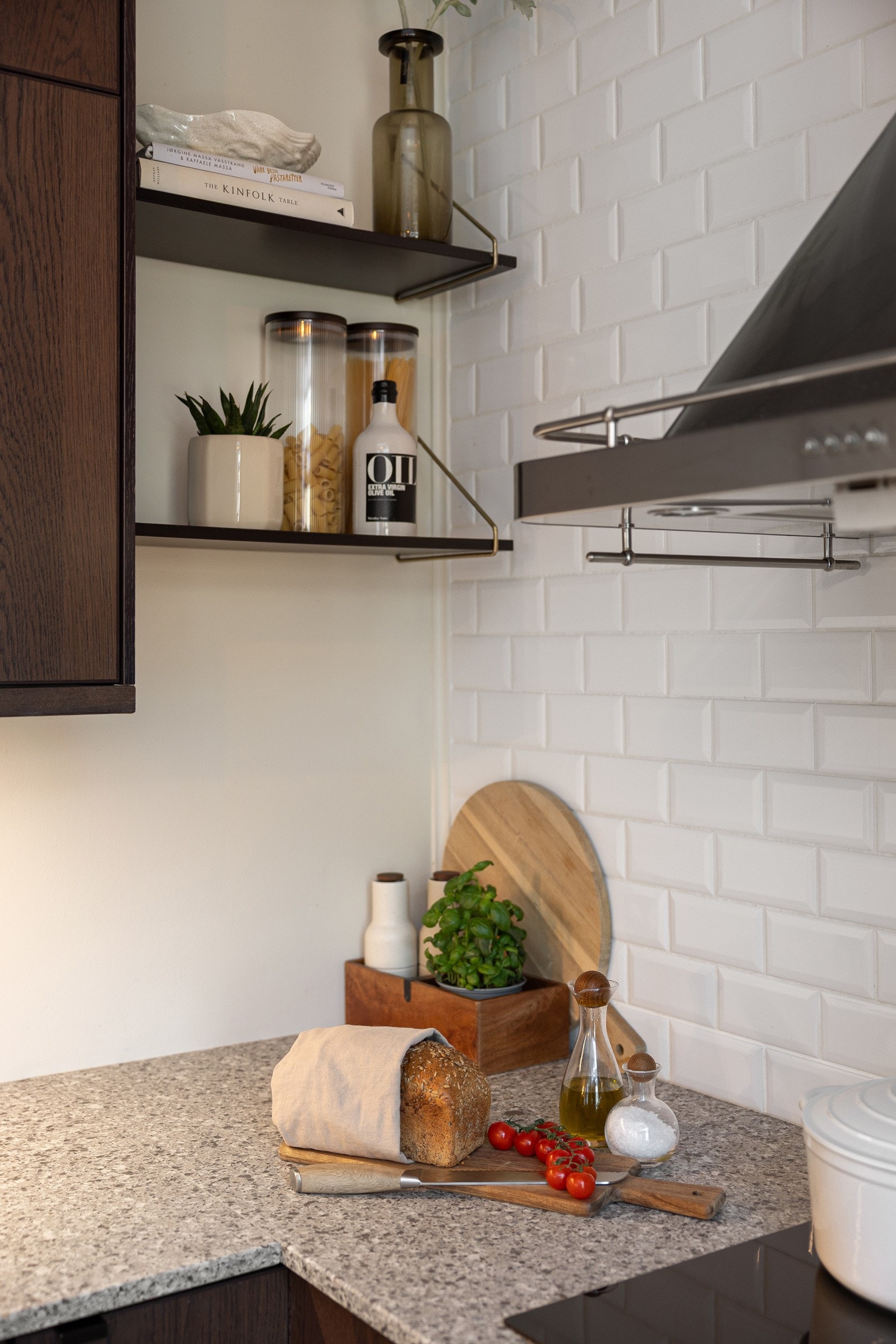 Kjøkkenet er utstyrt med integrert kjøl/frys, oppvaskmaskin, stekeovn og nedfelt platetopp, hvor alt medfølger. Galleribilde