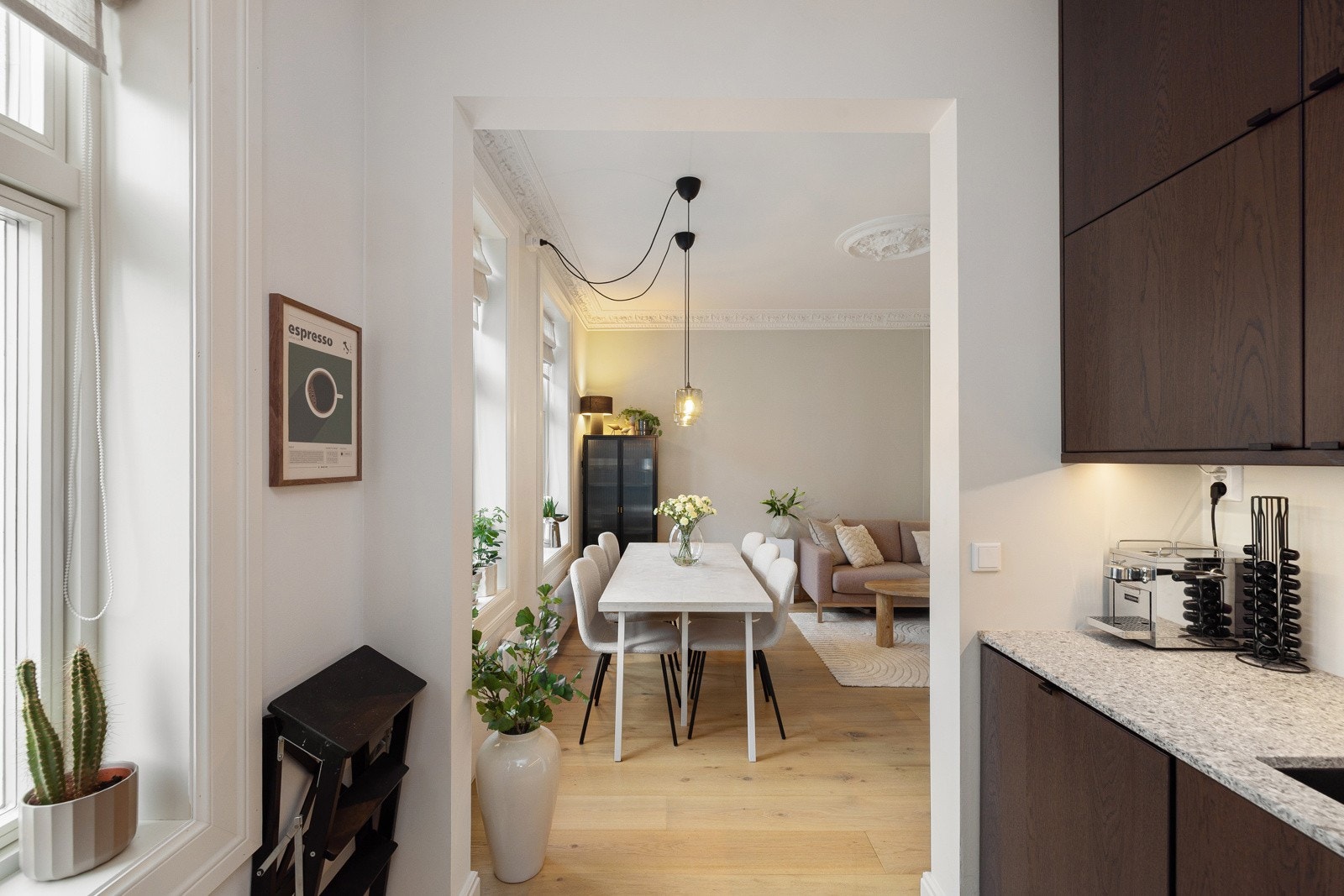 Videre er det montert komfyrvakt og automatisk lekkasjestopper under oppvaskkum. Galleribilde