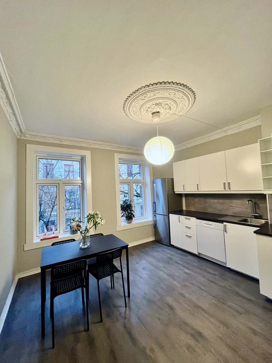 Kjøkken med spisebord Galleribilde