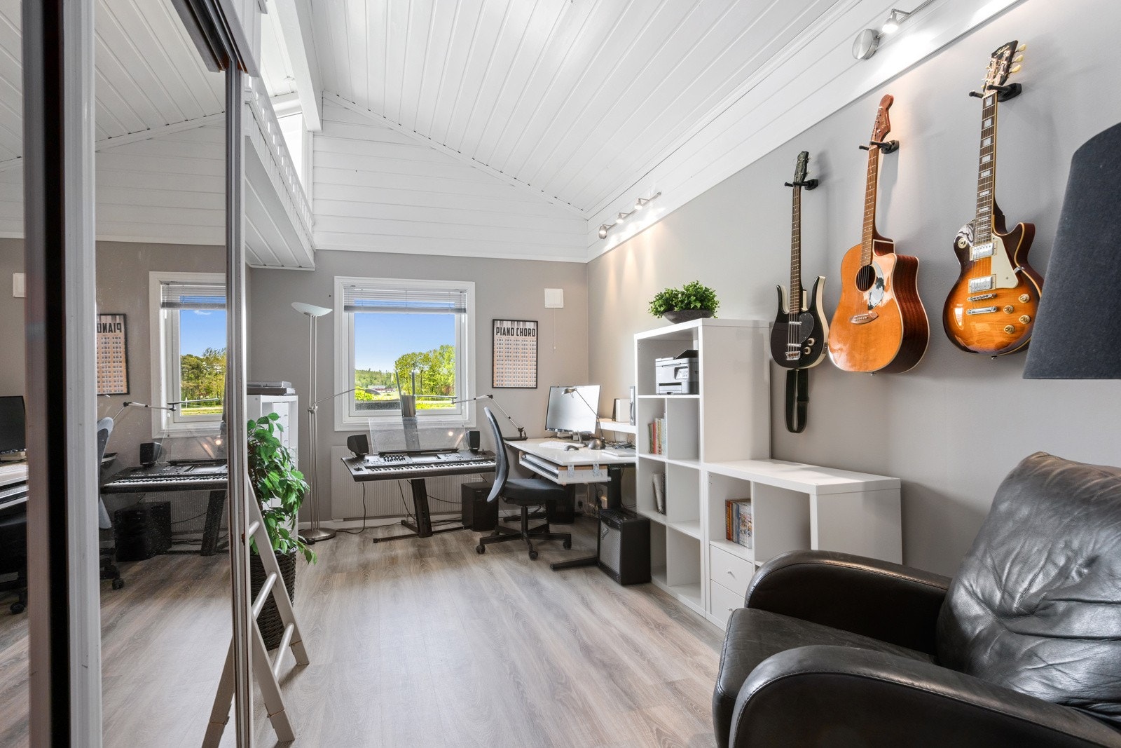 Soverom nr III har fin løsning med mulighet for lagring på hemsen. Galleribilde