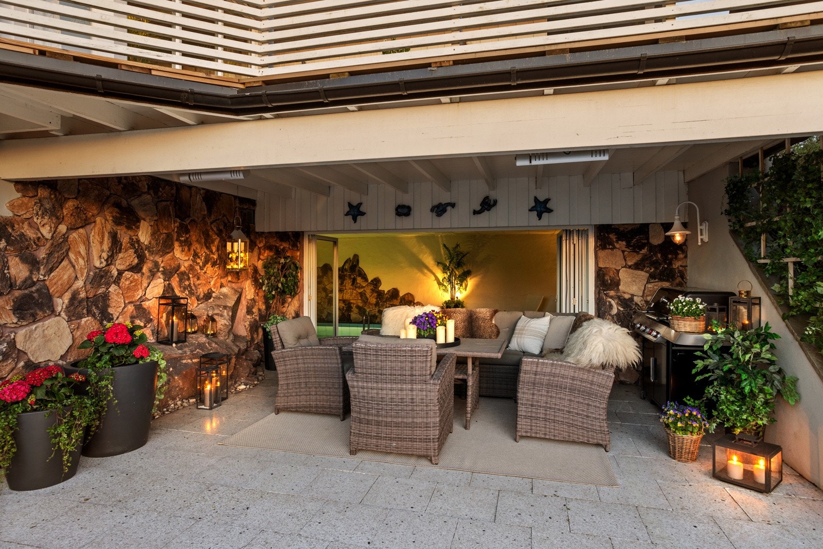 Her sitter du lunt og skjermet under tak med bassenget rett innenfor. Galleribilde