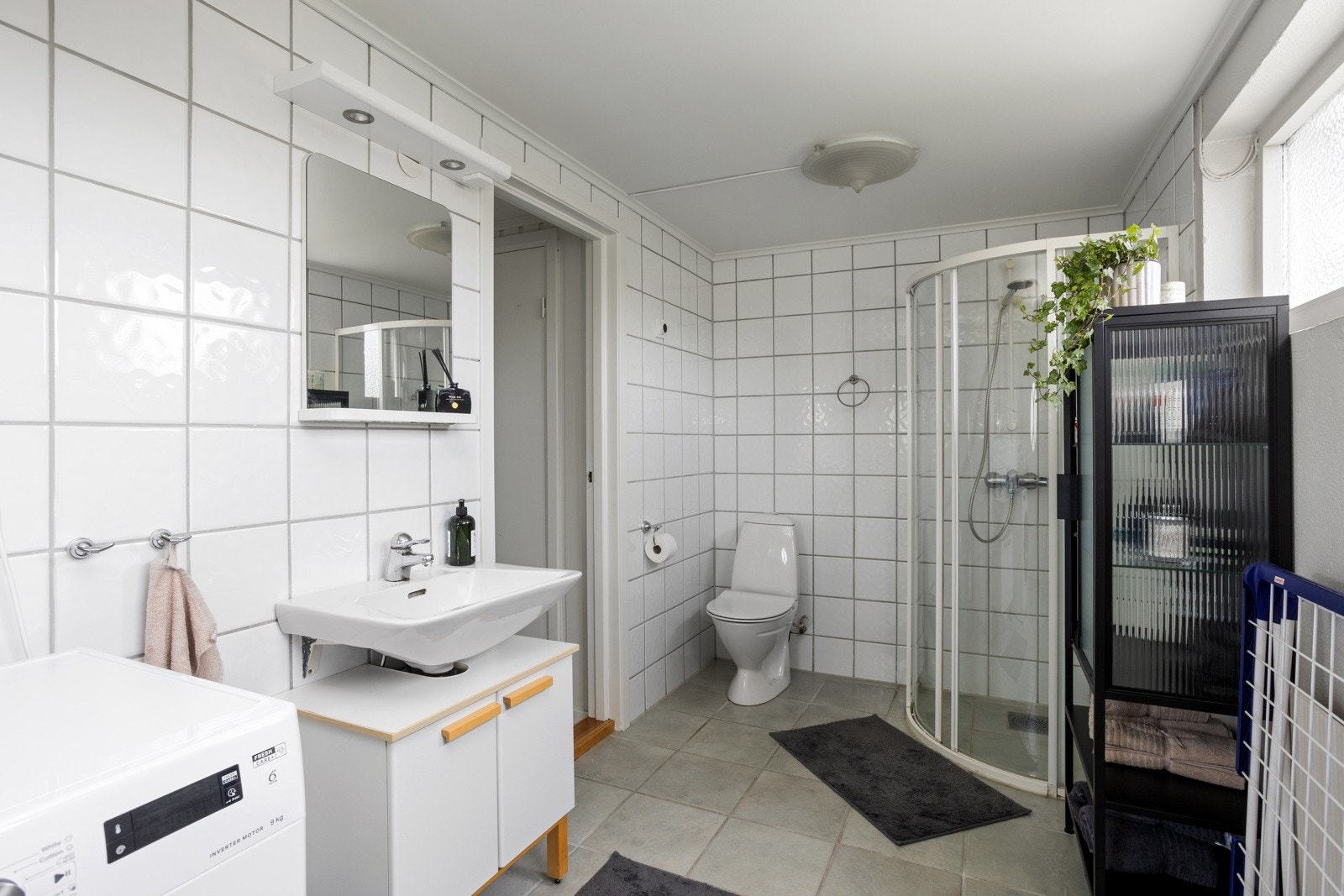 Bad/vaskerom i leiligheten med direkte utgang til hage. Galleribilde