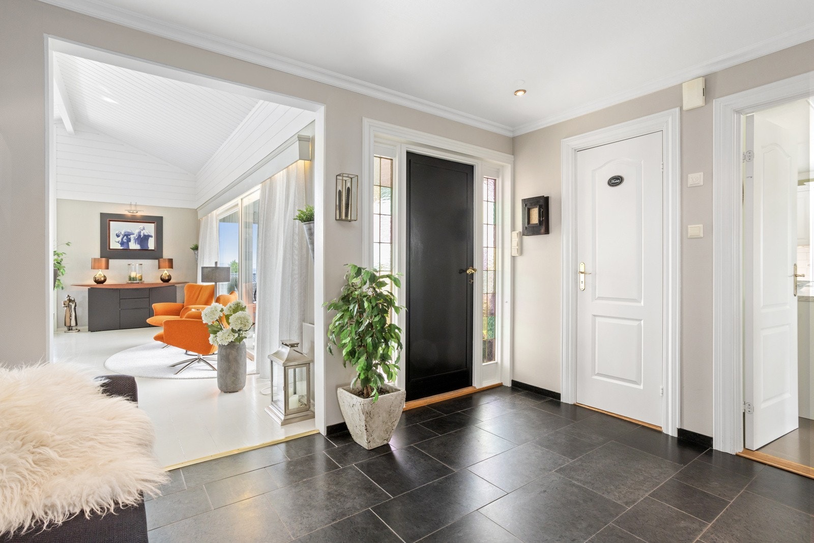 Entreen har Oppdal skifer med gulvvarme. Galleribilde