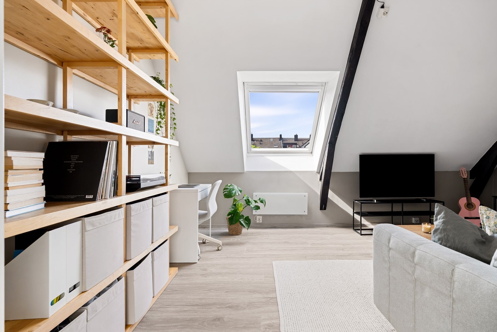 Med 36 m² gulvareal, god takhøyde og store takvinduer, føles leiligheten større enn hva bruksarealet tilsier. Galleribilde