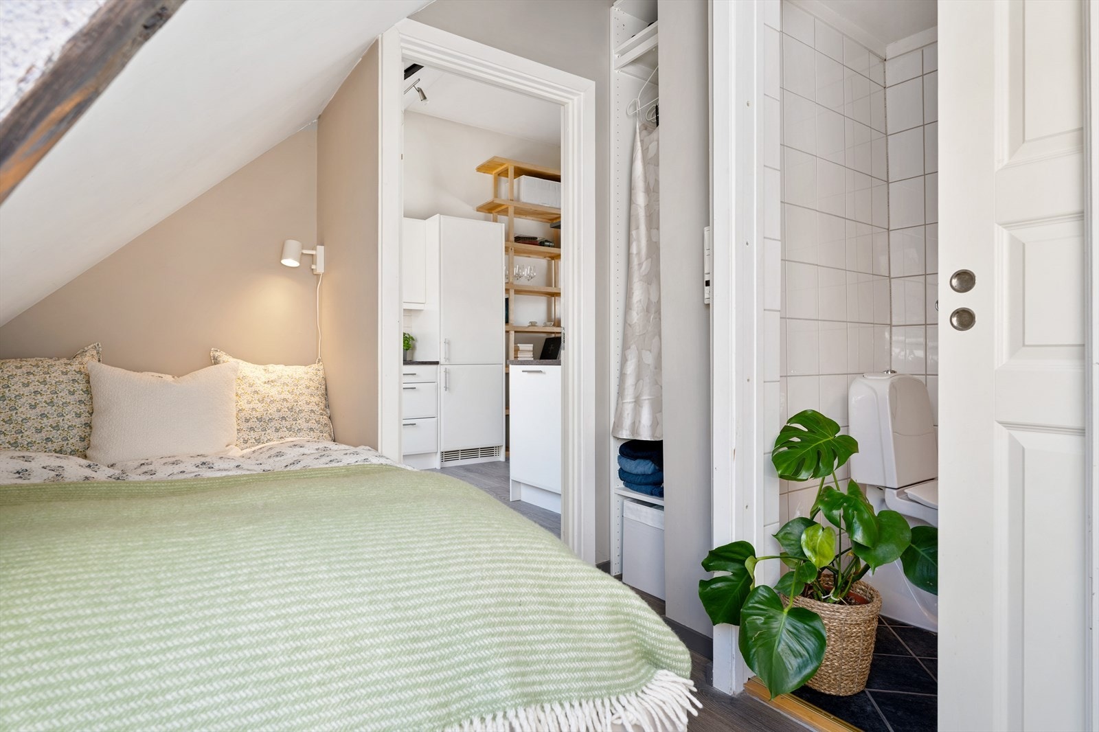 Det er en felles vaskekjeller med to vaskemaskiner og én tørketrommel. Galleribilde