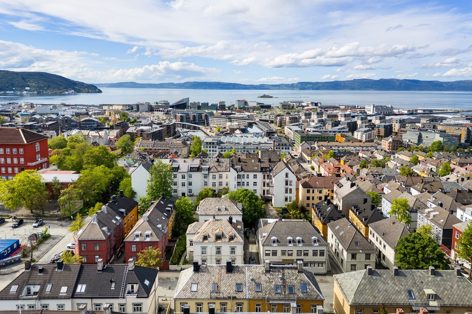 Utmerket beliggenhet høyt oppe på Møllenberg i en enveiskjørt og rolig gate, nært både kaféer, sentrum og flere studiesteder. Galleribilde