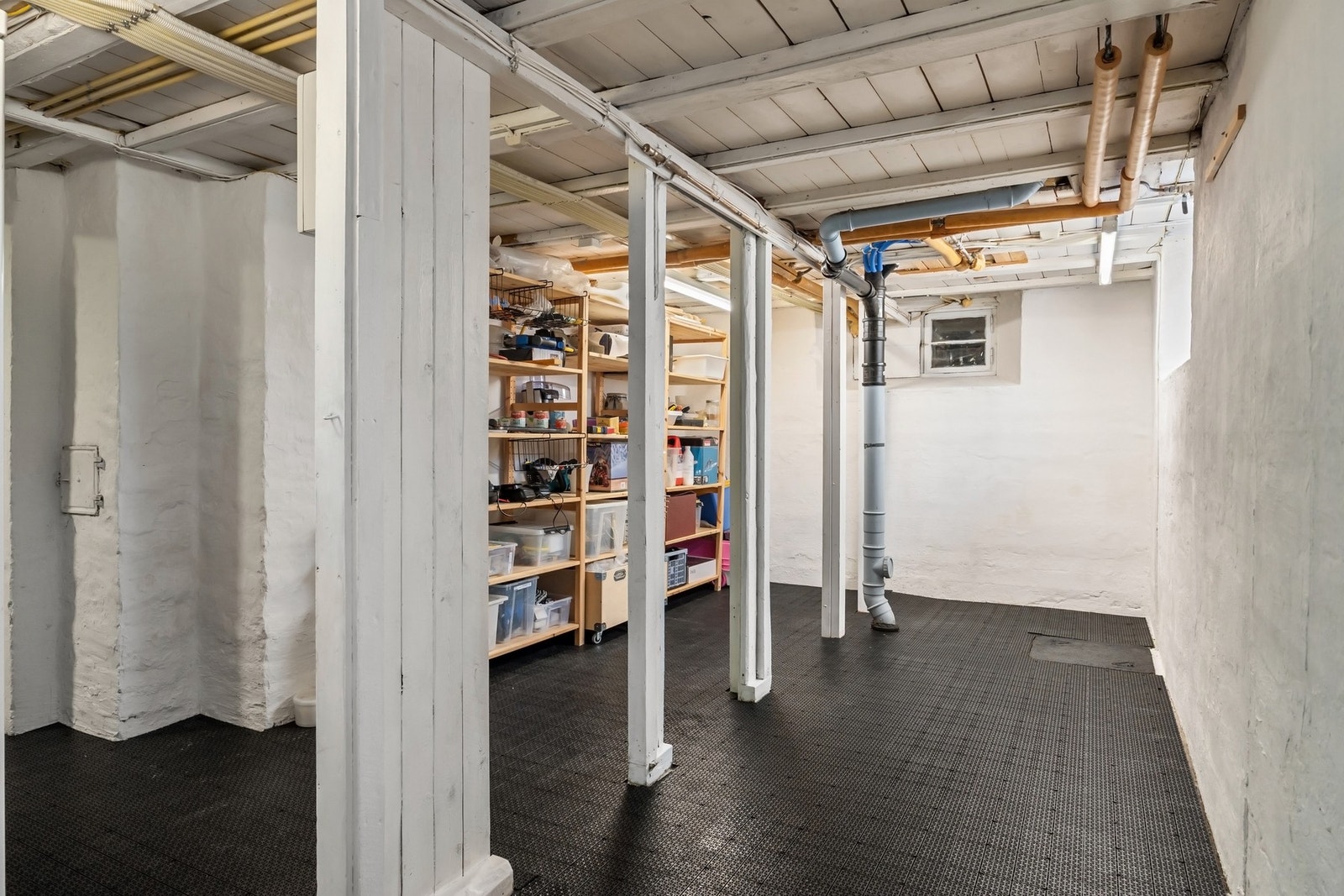 Underetasjen inneholder to kjellerrom, bod og vaskerom Galleribilde